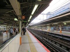 横浜駅（東海道本線・東京方面）です。

午前6時前ですが既にホームは通勤客で混み合っています。

