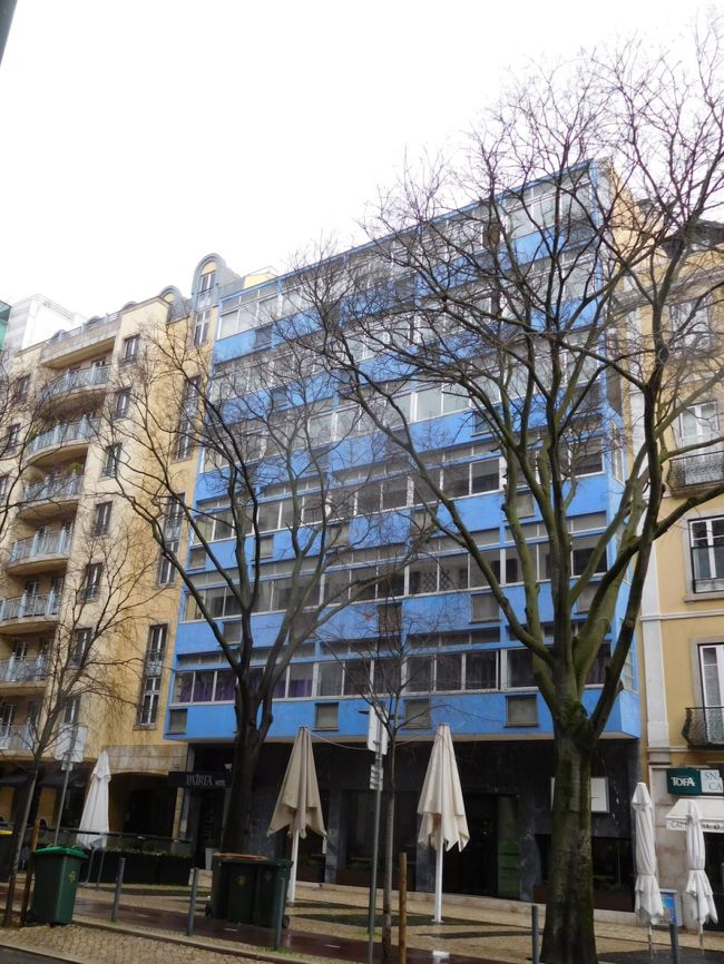 パトリアホテルの外観<br /><br />ホテルをチェックアウトした後、初日に泊まったAlameda駅前の、ホテルA.S.リスボアまで荷物を預けに行きました。<br /><br />今日はオビドスへ行くので、地下鉄グリーンラインでカンポグランデまで。