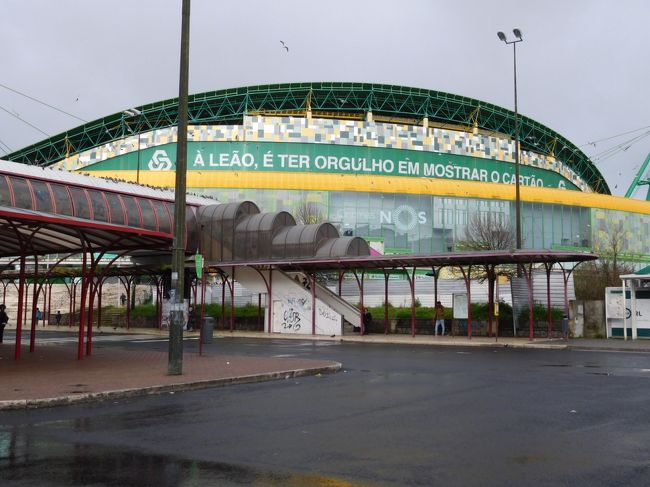 カンポ・グランデ駅そばにある、スポルディング・リスボンのスタジアム<br /><br />サッカーにはうといので、一応写真だけ撮りました。<br /><br />事前にグーグルマップでしっかり下見しておいたので、迷うことなくオビドス行バス乗り場へ。でもテージョ社のバスだと思っていたら、rede社のバスが止まっていて、そこでちょっと戸惑いました。