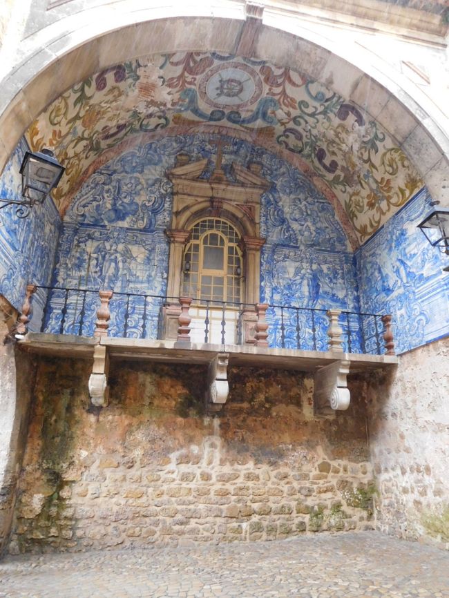 今日は日曜なのでバスの本数も少なく、９時半のバスに乗りました。<br /><br />リスボンを出たころからまた雨が降り出し、景色の方は楽しめませんでした。<br />さすがに３日連続朝から雨だと、ちょっと諦めの境地になってしまいました。<br /><br />１０時半にオビドスに着きました。<br /><br />オビドスのメインゲート、ポルタ・ダ・ヴィラ