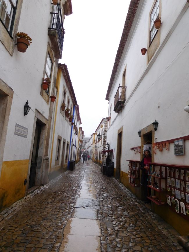 オビドスの村。<br /><br />雨でも、団体のツアー客などはたくさんいました。