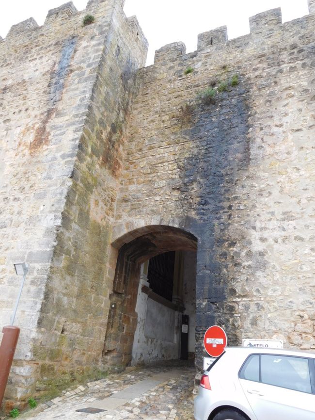 村のもう一つの入り口、ポルタ・ダ・セニョーラ・ダ・グラサ（南門）<br /><br />地元の人達も含めて、こちらは車で出入りできました。