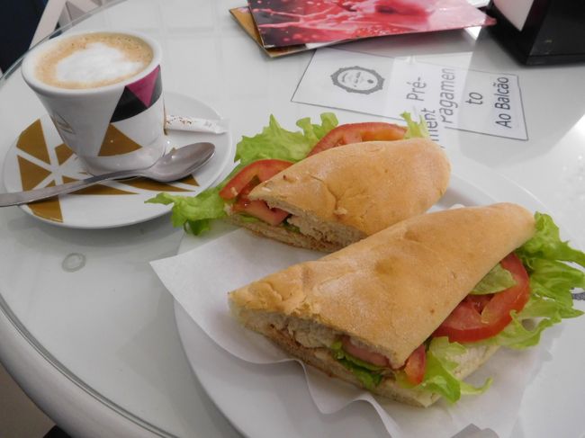ポルタ・ダ・ヴィラ近くのカフェで、ツナ入りバゲットとミルク入りコーヒーを飲みました。