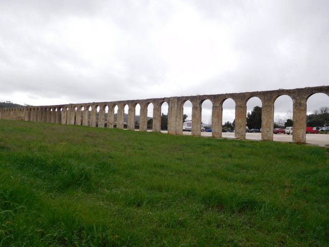 バス停の少し向こうの駐車場の奥まで、オビドスの水道橋を見に行ってみました。
