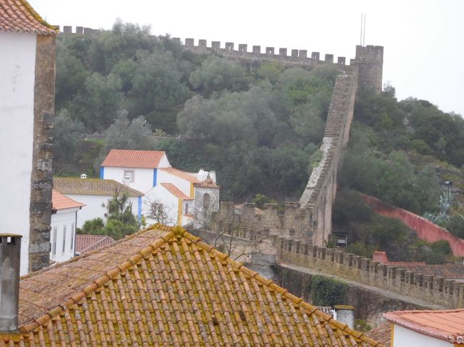 オビドスは小さな村なので、城壁が綺麗に残っているのがよく分かりました。<br /><br />その後お土産さんで、ジンジャーニをおみやげに買いました。<br /><br />ジンジャーニは村に入ってすぐ飲んだのですが、プラスティックの入れ物だったので、この店でチョコレートのカップに入ったものをまた飲みました。<br />昨年ロシオ広場で飲んだ時は美味しいとは思えませんでしたが、オビドスのジンジャーニは甘くて美味しかったです。