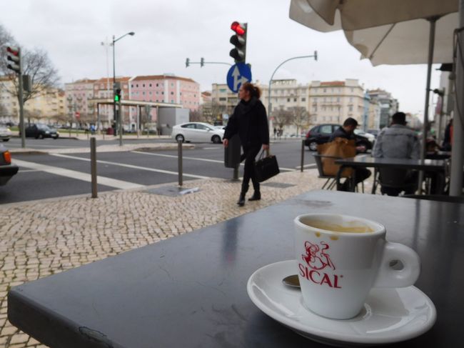 その後、エル・コルテ・イングレスの地階のスーパーマーケットで、お菓子や缶詰などお土産をゆっくり選んで、ホテルのそばまで戻って来ました。<br /><br />チェックインする前に、ホテル向かいのカフェで休憩。<br />ホテルのすぐそばにカフェがあるっていいですね。
