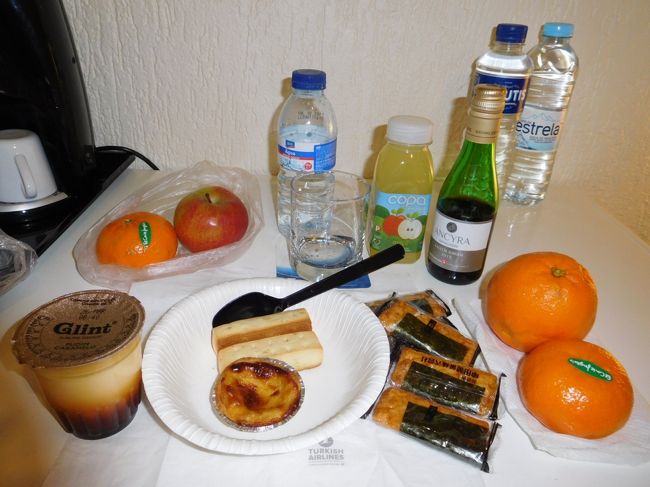 日曜なのでレストランを探すのも面倒で、残っていた物やエル・コルテ・イングレスで買ってきたプリンなどで、夕食を済ませました。<br /><br />パステル・デ・ナタは、ホテルのフロントに日替わりで置いてくれてあるサービスで、貰ってきました。