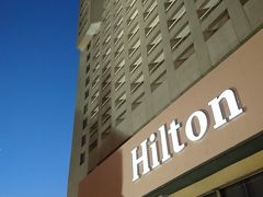 カイロ２日目は、ピラミッド観光です♪

その前に、今回お世話になったホテルのご紹介をしておきましょう♪

『 ラムセスヒルトン ホテル (Ramses Hilton Hotel ) 』

建物は古い感じですが、５つ星★★★★★です。

ロビーに両替所もあり、特に不自由なく過ごせます。