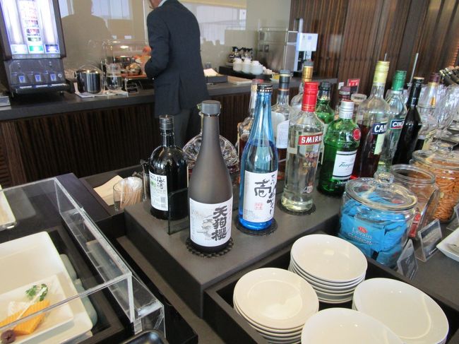 飲めないからわからないけど、アルコールはこんな感じ<br /><br />この後サクララウンジ組と合流してゲートへ向かいます