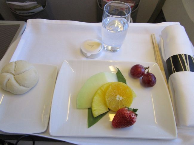 ところで、朝９時発のこの便はアルコールの提供がありません。<br /><br />私は飲まないのでどっちでもいいんだけど、友人はちょっとガッカリしてました。<br /><br />食事も朝食なんだけど、なぜかフルーツが最初に来る