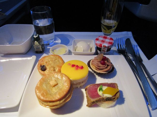 キャセイはワゴンに乗せてきてくれるので、選ぶのも楽々<br /><br />どうしようか考えてアフタヌーンティーにしました