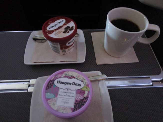 食後のアイスとコーヒー<br /><br />友達の分ももらっちゃいました