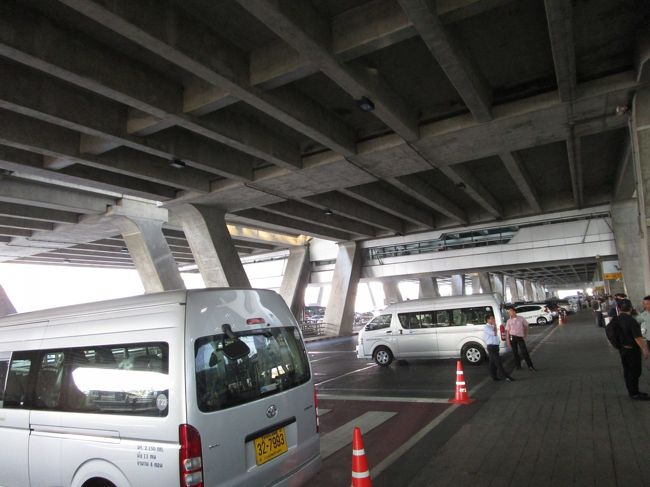 一応ツアーなので他の人もいるのかと思ったら、私たちだけの送迎でした。