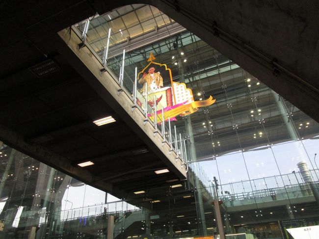 それにしてもこのガイドさんホテルに到着するまで、何も話しませんでした。<br /><br />普通バンコク何回目ですか？とか注意事項とか話しますよね？<br /><br />まぁいいんだけどね。<br /><br />翌日の早朝にバンコク初めての友人２人だけは水上マーケットにツアーに行くので、チェックイン時に朝食をボックスにしてくれるようお願いしました。<br /><br />この後帰りのピックアップ時間を確認してからガイドさんと別れました。<br /><br />このホテルには日本人スタッフがいたので、１９時のヘルスランドの予約をお願いして、とりあえずお部屋に行きます。