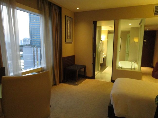 洗面所も広い。<br /><br />この間はブラインドを閉めておきました。<br /><br />荷物を整理してからすぐにヘルスランドへ。<br /><br />タイマッサージ２時間で体もスッキリ。