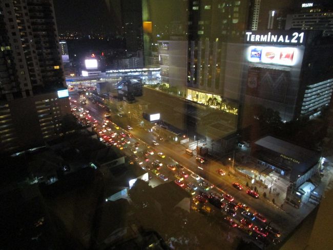 窓からの夜景を見ながらおやすみなさい