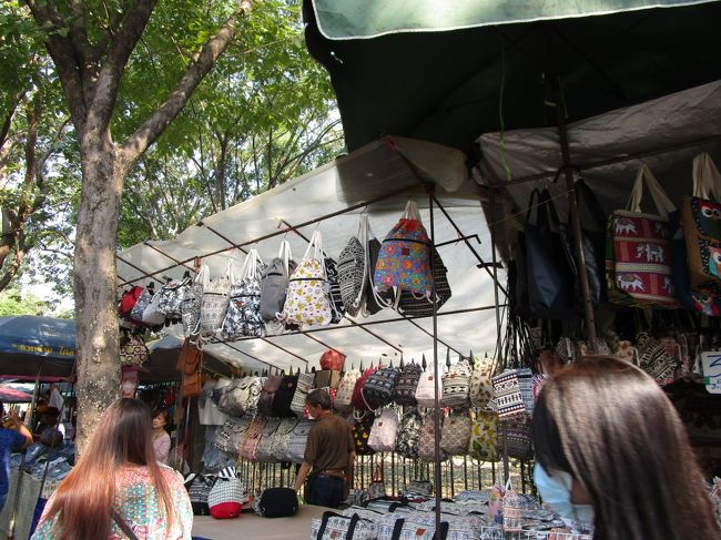 8時に朝食を食べたあと、BTSでチャトチャックへ<br /><br />久しぶりのウィークエンドマーケット