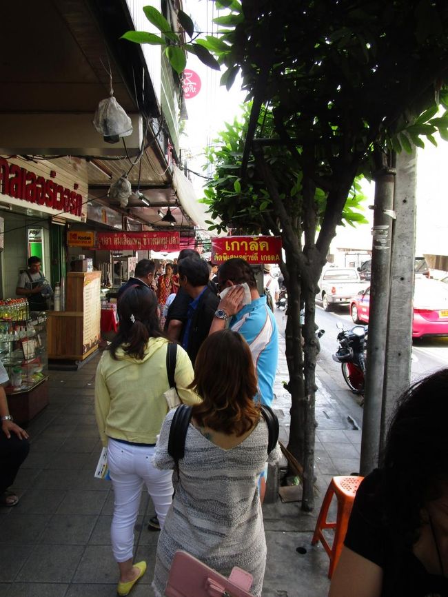 ピンクのカオマンガイに来たらすごい人<br /><br />しかし、せっかくなので並ぶ