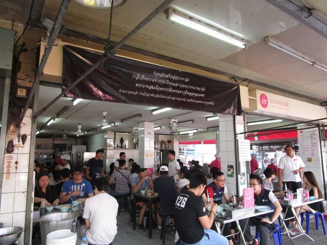 さすがに暑いけど、回転は早いので、割とすぐに席に座ることができた