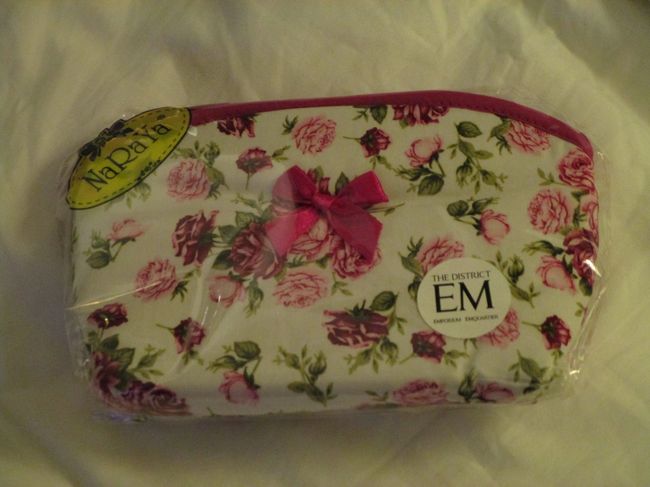 JCBカードの特典でもらったナラヤのポーチ