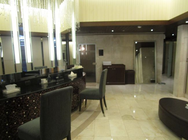 １４時にホテルに戻って７階のスパでシャワーを使わせてもらった