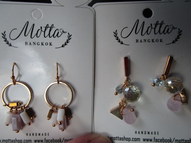 この後ターミナル２１で最後の買い物<br /><br />私はピアスを買った