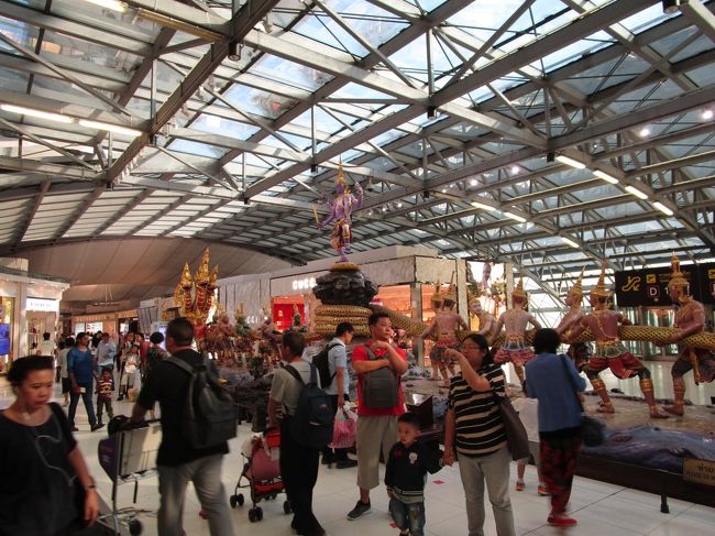 荷物を預けてガイドさんともお別れ