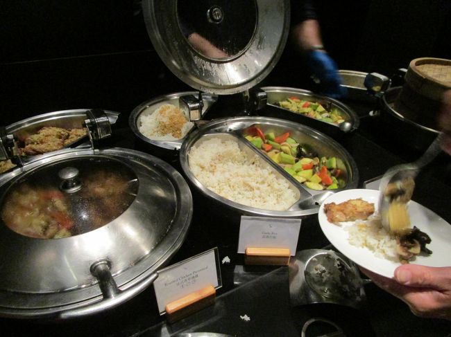 お腹がいっぱいなので食べられないけど、一通り見てみる