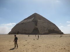 次は、『 ダハシュール 』　　※料金：４０ＬＥ

スネフェル王の“ 屈折ピラミッド ”