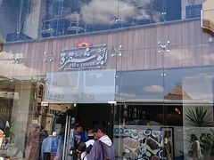 ギザの３大ピラミッドの前のレストラン『 A BO U SHAKRA 』の２Ｆで昼食です♪



ここの２Ｆにはトイレが、男性１、女性１しかありません。

このとき出際に一人の男性が３０分以上“ 立てこもり ”大渋滞ｗｗｗ

お腹の具合が悪い時の気持ちも分かるが...f(^^;)

トイレ一つが問題か...、中に入ってるヤツが問題か...(笑)

レストランの了解を得て仕方なく空いてる女性側で用を済ませる次第...

ガイドさんも大激怒！でしたｗｗｗ(笑)