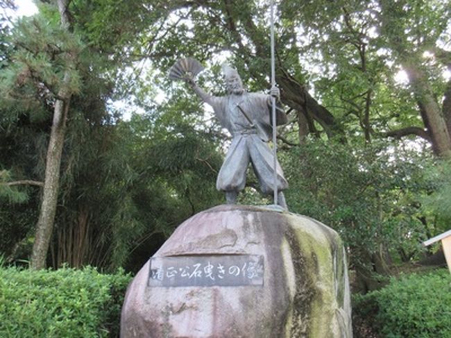 加藤清正像。城を造る際の石曳きの伝承が残っているそうです。