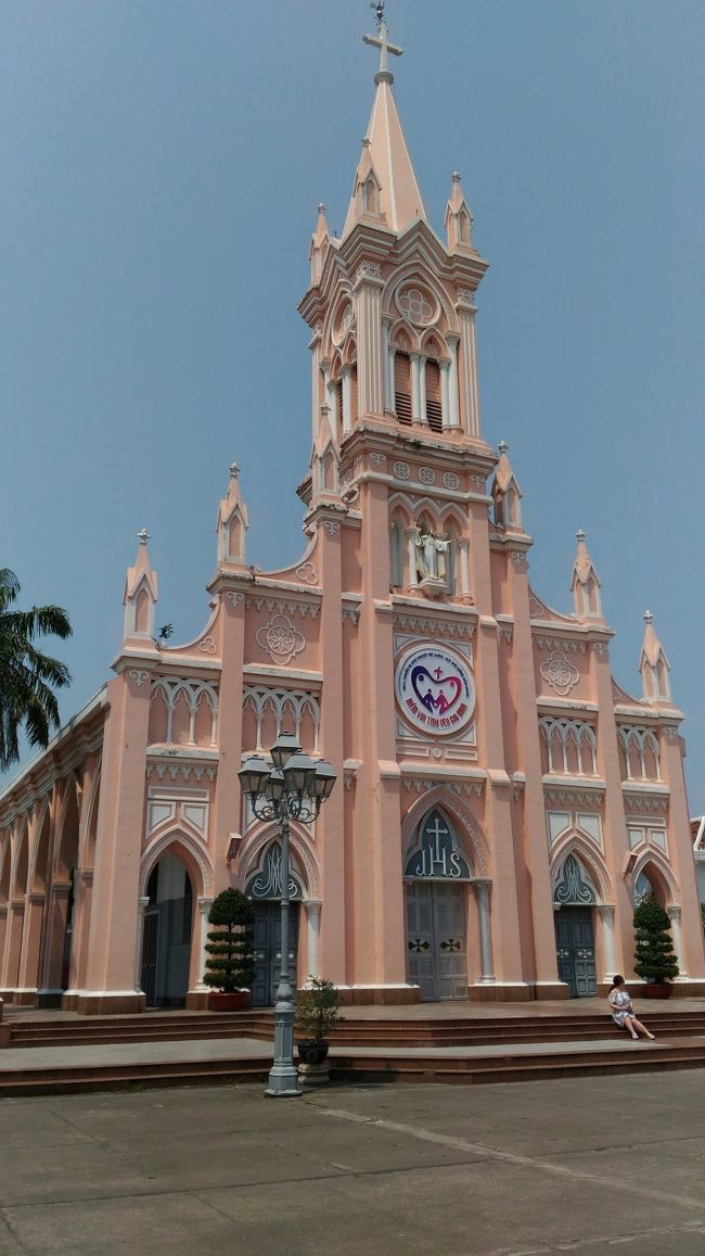 ベトナム３日目　飛行機で朝からベトナム中部、ダナンへ乗り込む。<br />空港でまたタクシーをチャーターしてこの日はダナン大聖堂、五行山、ホイアンの<br />ホテルへ。夜はこのベトナム旅行のハイライト、ホイアンランタンフェスティバルへ行く予定。この日に合わせて、スケジュールを組んだんですもの。中部はみんなが一番楽しみにしていた場所。<br />こんな素敵なピンクのかわいらしいダナン大聖堂にも、乙女？心がキュン！となった。