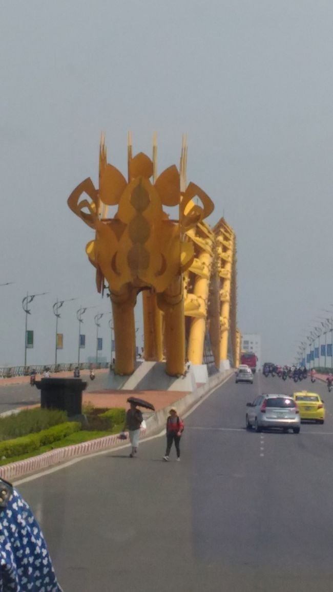 ビールとブンチャーカ―でお腹のふくれた一行は次なる五行山へ。<br />ダナンのビーチを通る前に、有名なドラゴンの橋を渡った。<br />車中でしゃべりほうけていても、シャッターチャンスは逃さない。