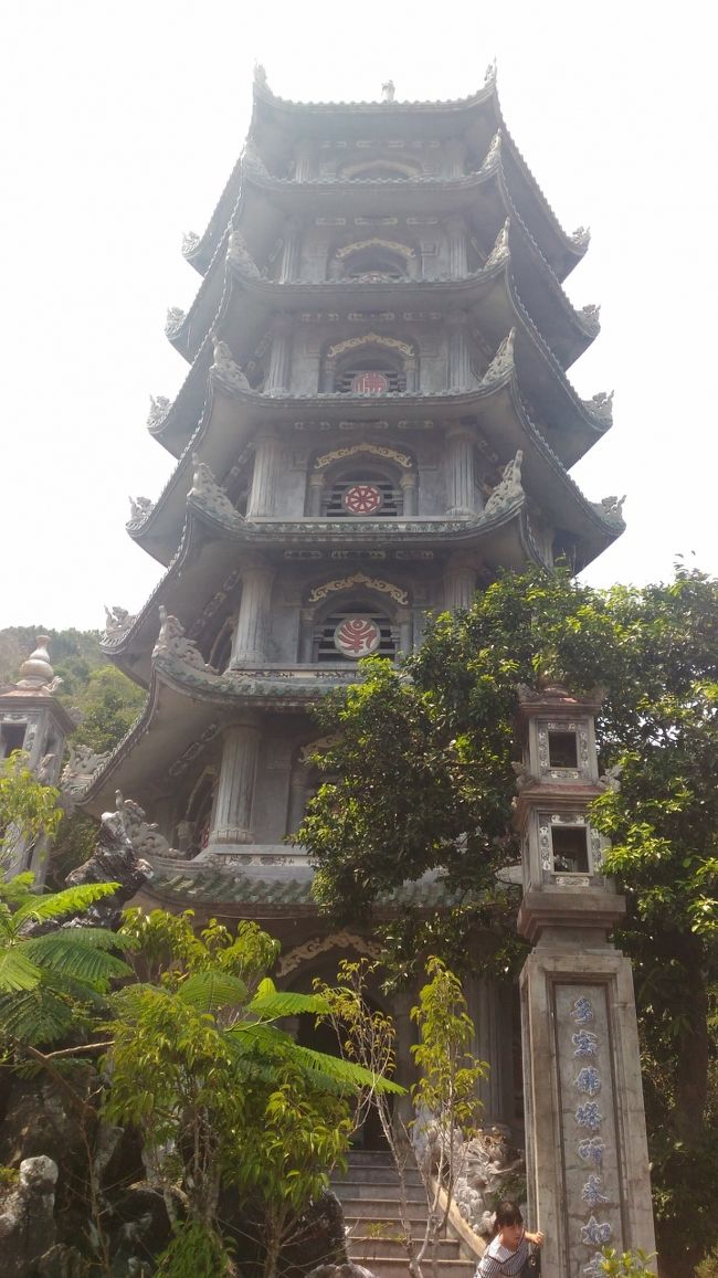 五行山は途中まではエレベーターで上がる。上がるとこんな７重の塔がお出迎え。