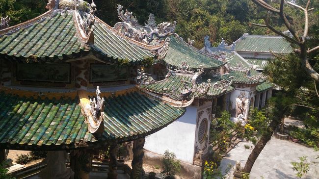 しばらくいくとこんなお寺を見下ろしたり