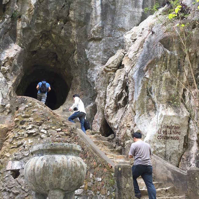 おや、洞穴？面白そう。入ってみようよ。
