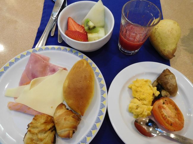 焼きトマトやマッシュルームなど、イングリッシュブレックファストと思われるものや、果物の種類も含めて結構品数は多かったです。