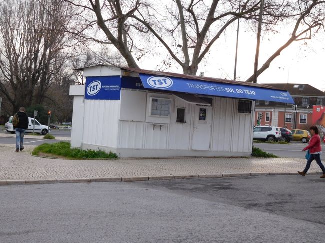 エスパーニャ広場にある、TSTの切符売り場兼案内所。<br /><br />ここでセジンブラ行は、２番乗り場だと教えてもらいました。<br />感じの良いお姉さんでした。