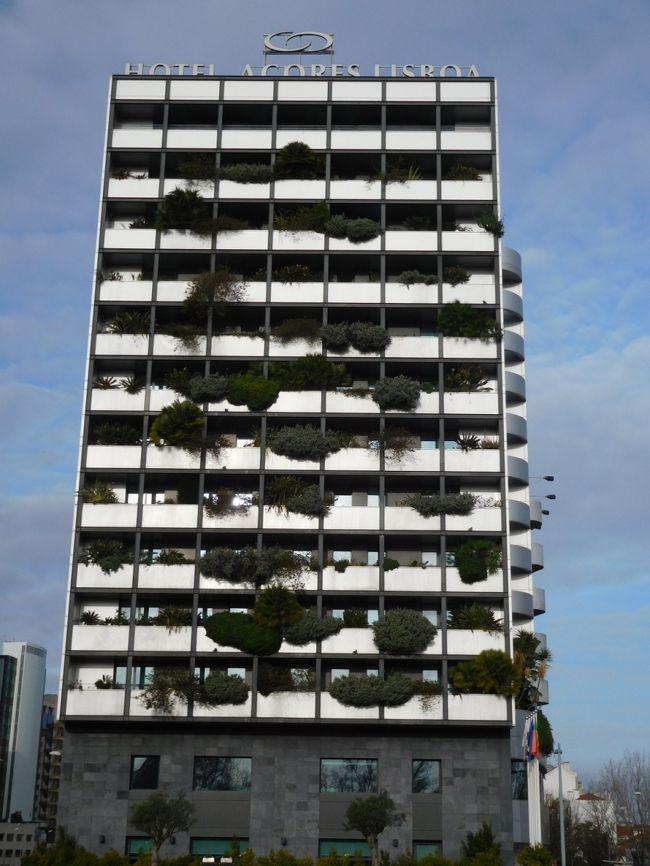 今日はエスパーニャ広場（Praca de Espanha）からセジンブラまで行きます。<br /><br />エスパーニャ広場に面して建つ、ホテル・アソーレス・リスボア。<br />バルコニーに緑の植物がすごくたくさんありますが、バルコニーに出る時、邪魔にならないのかとちょっと疑問。どんな感じになっているのかちょっと興味があります。