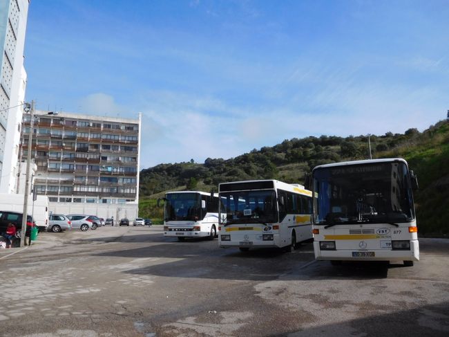 ２０７番の８時４５分発のバスで、セジンブラにやって来ました。<br />リスボンからは、往復７．３ユーロでした。<br />alentejo社はだめでしたが、このバス会社は往復で購入できました。<br /><br /><br />セジンブラのバスターミナル<br />１０時少し前に到着<br /><br />今日は、ようやくお天気に恵まれそうです。