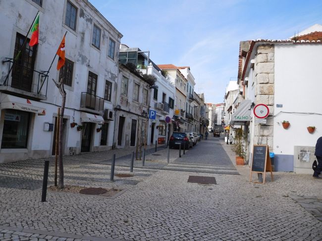 今日は１３時３０分発のバスで、エスピシェル岬へ行くのが主な目的なので、それまで町をぶらぶらしていました。