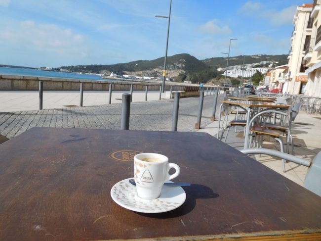 ポルトガルに来てから５日間、毎日移動ばかりの旅になってしまい、雨に祟られたこともあり、途中すごく疲れてしまい、予定を消化することだけに追われたような日もありました。<br />ハードだった旅もほぼ終わりに近づき、主な観光は今日１日を残すだけとなりました。<br />今日は時間的にも余裕があり、お天気にもようやく恵まれたこともあり、のんびり海辺で頂くコーヒーは、今回の旅で一番美味しかった気がします。<br />カフェの女性も感じが良かったし、とてもいい気分。
