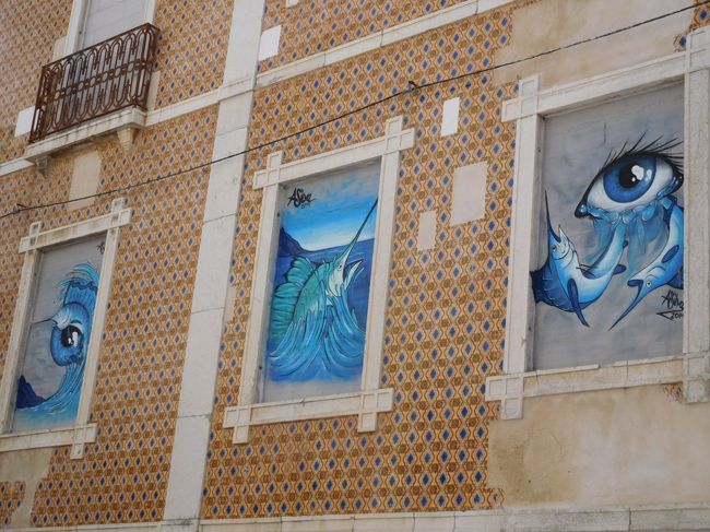 同じ建物の横の壁