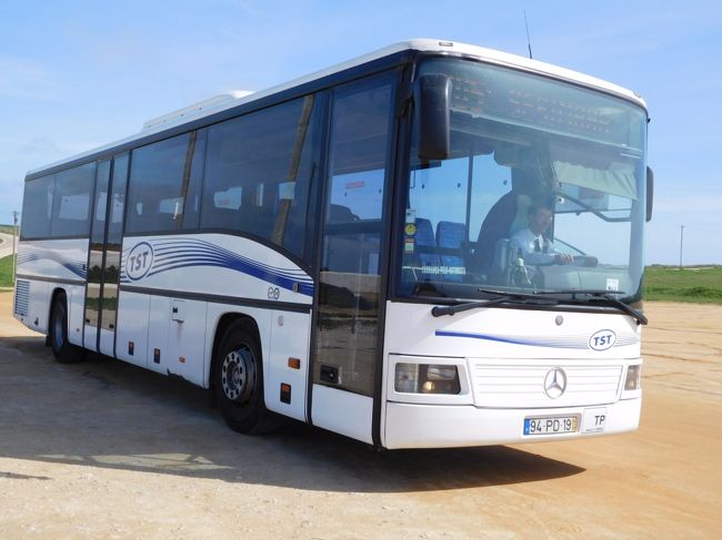 ２０５番の１３時３０分発のバスで、エスピシェル岬へ。<br />バスは、お目当ての「岬の聖母教会」（Nossa Senhora de Cabo Espichel）が終点です<br />帰りは、１５時３０分発の２０１番のバスでセジンブラまで戻ります。<br />乗車時間は、約３０分。往復４．６ユーロ。