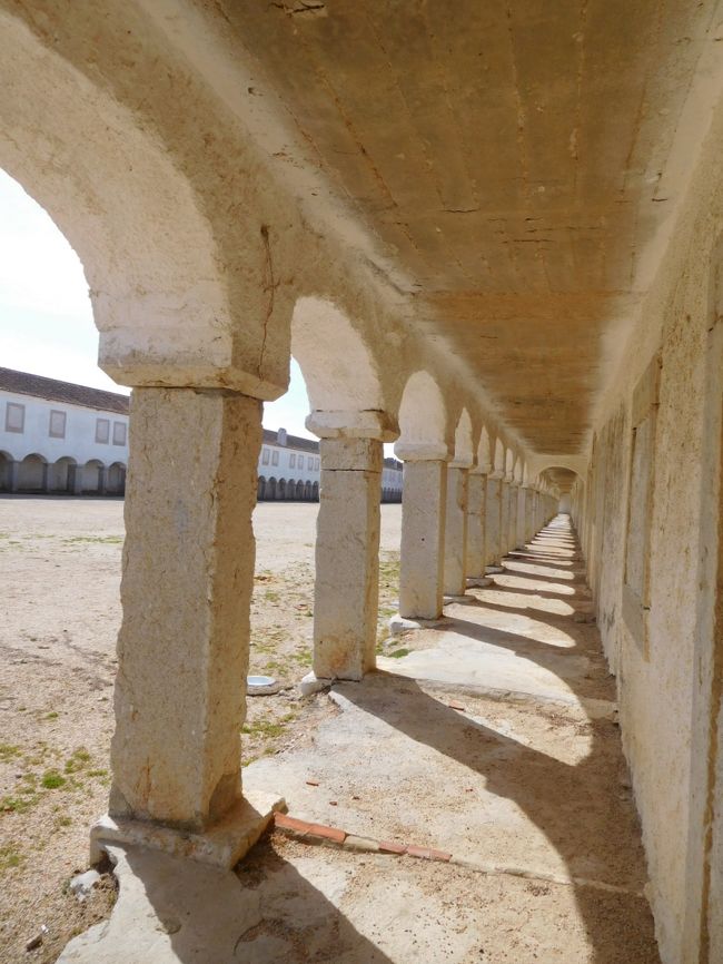 ぱっと見綺麗ですが、建物の横の方とかは崩れてきているところもあり、だんだん廃墟になっていくんだろうかと思ったりしました。