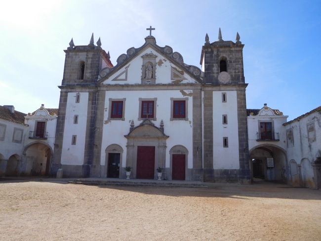 教会の中にも入ってみましたが、撮影禁止でした。<br /><br />中では、おばさんが素朴なお土産を売っていました（観光客の監視も兼ねていると思いますが）。