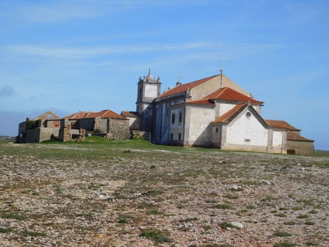 岬の聖母教会を後ろ側から