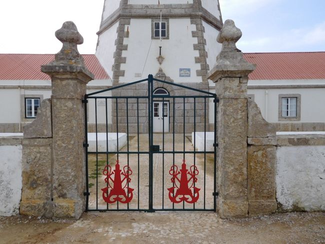 灯台入り口の門