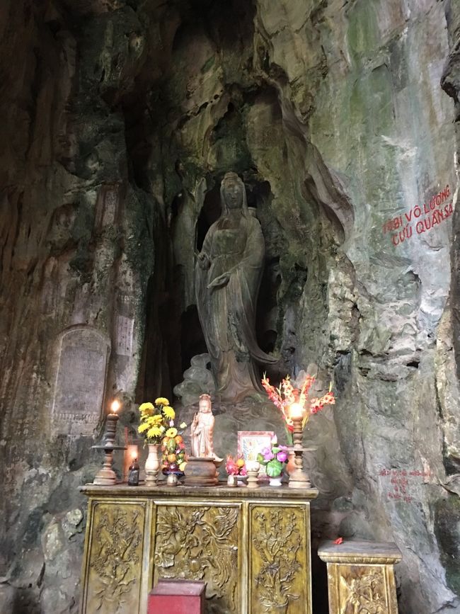 やっと来ました。ここぞ本堂ともいえる洞窟。