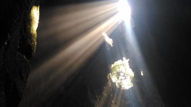 洞窟の天井の穴からはさんさんと日の光が降り注ぎ<br />（アンテロープでさえ、こんな光の帯は見れなかったのに、五行山凄し！<br />そこで古語にならんでいいんやけど）